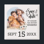 Aimant Photo de chien personnalisé Mariage floral Enregis<br><div class="desc">Photo Fleur Magnet Réservez la date personnalisée pour chien animal de compagnie | Mariage unique Enregistrer la date Magnets avec une photo de chien | "Mes Humains Se Marient" Drôle Idée De Faire-part de mariage Pour Les Amoureux de les chiens |</div>