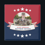 Aimant Photo du service militaire Rouge Blanc Bleu<br><div class="desc">Honorer votre militaire avec cet aimant carré patriotique rouge blanc et bleu 2" x 2" avec une photographie en cercle centré, une bannière étoiles et rayures avec une fausse bordure en feuille et des espaces réservés pour le nom et le rang de votre militaire spécial. De grands cadeaux pour les...</div>