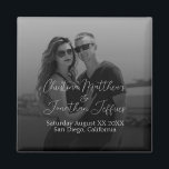 Aimant Photo personnalisée Mariage noir et blanc<br><div class="desc">Cet aimant de conservation mariage ou fiançailles moderne comporte une photo en noir et blanc du couple de l'autre côté de l'arrière - plan que vous pouvez remplacer par votre propre photo personnalisée. Un dégradé noir s'étend de la partie inférieure.</div>
