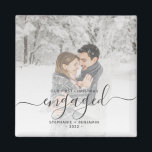Aimant Photo personnalisée Premier Noël Engagé Gris Scrip<br><div class="desc">Commémorez votre fiançailles avec cet aimant de conservation moderne. Le texte gris dit "Notre premier Noël engagé", avec le mot "engagé" dans un script d'écriture manuscrite fantaisiste avec des fleuris avant et après. Remplacez l'exemple d'image par votre photo préférée, et ajoutez vos noms et l'année. Un filtre dégradé blanc permet...</div>