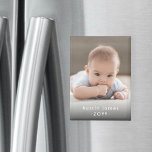 Aimant Photo & Simple Texte Blanc Style Moderne Keepsaké<br><div class="desc">Offrez le cadeau de souvenirs spéciaux avec un élégant aimant photo rectangulaire personnalisé. Ce modèle est mis en place pour un bébé, mais il est facile de personnaliser avec le nom d'une famille, d'un ami ou d'un animal de compagnie, les initiales monogrammées d'un couple de mariages, ou toute formulation de...</div>