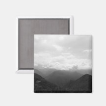 Photographie en noir et blanc de nuages sur les co