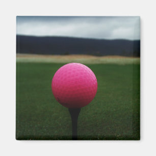 Aimant Pink Golf Ball sur un terrain de golf de montagne