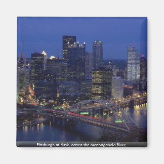 Aimant Pittsburgh au crépuscule, de l'autre côté de la ri