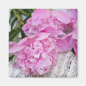 Aimant Pivoines sur partition de piano (Devant)