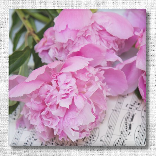 Aimant Pivoines sur partition de piano