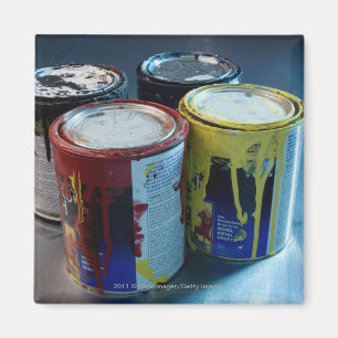 Aimant Plan rapproché de quatre boîtes de peinture