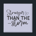 Aimant "Plus fort que la tempête" Inspirationnel Boho<br><div class="desc">Restez au sol et inspirez-vous de cet aimant minimaliste de style boho "Stronger Than the Storm". Doté d'une élégante typographie manuscrite en noir et blanc, ce design est un rappel quotidien de la force intérieure et de la résilience. Que vous le placiez sur votre réfrigérateur, votre casier ou votre espace...</div>