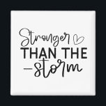 Aimant "Plus fort que la tempête" Inspirationnel Boho<br><div class="desc">Restez au sol et inspirez-vous de cet aimant minimaliste de style boho "Stronger Than the Storm". Doté d'une élégante typographie manuscrite en noir et blanc, ce design est un rappel quotidien de la force intérieure et de la résilience. Que vous le placiez sur votre réfrigérateur, votre casier ou votre espace...</div>