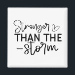Aimant "Plus fort que la tempête" Inspirationnel Boho<br><div class="desc">Restez au sol et inspirez-vous de cet aimant minimaliste de style boho "Stronger Than the Storm". Doté d'une élégante typographie manuscrite en noir et blanc, ce design est un rappel quotidien de la force intérieure et de la résilience. Que vous le placiez sur votre réfrigérateur, votre casier ou votre espace...</div>