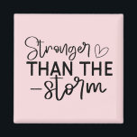 Aimant "Plus fort que la tempête" Inspirationnel Boho<br><div class="desc">Restez au sol et inspirez-vous de cet aimant minimaliste de style boho "Stronger Than the Storm". Doté d'une élégante typographie manuscrite en noir et blanc, ce design est un rappel quotidien de la force intérieure et de la résilience. Que vous le placiez sur votre réfrigérateur, votre casier ou votre espace...</div>