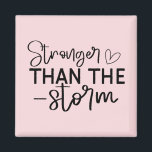 Aimant "Plus fort que la tempête" Inspirationnel Boho<br><div class="desc">Restez au sol et inspirez-vous de cet aimant minimaliste de style boho "Stronger Than the Storm". Doté d'une élégante typographie manuscrite en noir et blanc, ce design est un rappel quotidien de la force intérieure et de la résilience. Que vous le placiez sur votre réfrigérateur, votre casier ou votre espace...</div>