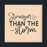Aimant "Plus fort que la tempête" Inspirationnel Boho<br><div class="desc">Restez au sol et inspirez-vous de cet aimant minimaliste de style boho "Stronger Than the Storm". Doté d'une élégante typographie manuscrite en noir et blanc, ce design est un rappel quotidien de la force intérieure et de la résilience. Que vous le placiez sur votre réfrigérateur, votre casier ou votre espace...</div>