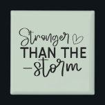 Aimant "Plus fort que la tempête" Inspirationnel Boho<br><div class="desc">Restez au sol et inspirez-vous de cet aimant minimaliste de style boho "Stronger Than the Storm". Doté d'une élégante typographie manuscrite en noir et blanc, ce design est un rappel quotidien de la force intérieure et de la résilience. Que vous le placiez sur votre réfrigérateur, votre casier ou votre espace...</div>