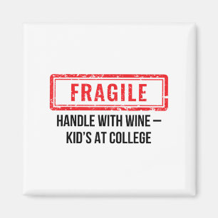 Aimant Poignée Fragile Avec Le Vin Enfant À L'Université