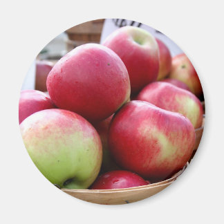 Aimant Pommes fraîches en panier au marché des agriculteu