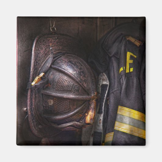 Aimant Pompier - Porté et utilisé (Devant)