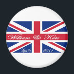 Aimant Prince William et Kate<br><div class="desc">*CE CADEAU DE COMMÉMORATION DE MARIAGE ROYAL PARTICULIER FAIT PARTIE D'UNE SÉRIE D'ÉDITION LIMITÉE. SEULEMENT 100 DISPONIBLES DANS CHAQUE STYLE* DÉVERROUILLEZ POUR PLUS GRAND MARIAGE ROYAL CONSERVES!</div>