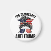 Aimant Pro Democracy - Anti Trump Messy Bun drapeau améri (Devant)