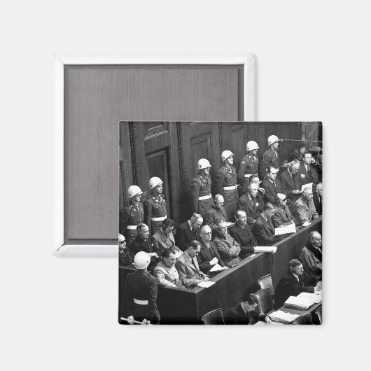 Aimant Procès de Nuremberg. Vue en bas de l'image_Guerre (Recto/Verso)