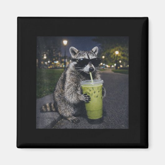 Aimant Raccoon drinking iced matcha latte funny animal (Devant)