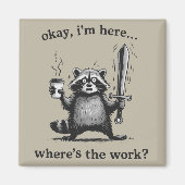 Aimant Racoon Okay I'm Here Where's The Work Coffee  (Devant)
