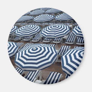 Aimant Rangées des parapluies de plage rayés avec des