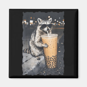 Aimant Raton laveur buvant du café glacé mème animal drôl