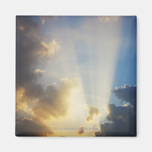 Aimant Rayons de lumière brillant par les nuages