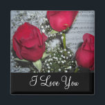 Aimant Red Roses Dit Que Je T'Aime<br><div class="desc">Un cadre délicat de roses rouges avec le souffle du bébé et une page romantique de partitions derrière eux. Le message peut être modifié si vous le souhaitez.</div>