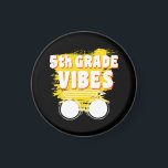 Aimant Retour À L'École Vibes De 5E Année Chemise Premier<br><div class="desc">Retour à l'école 5e année Vibes Chemise Premier jour Enseignant Enfants 5e,  grade,  chemise,  cadeau,  idées,  retour à l'école,  2021,  premier jour de l'école,  idée cadeau,  5e année,  élève,  enseignant,  cinquième,  école cinquième,  enseignant,  élève,  enseignement,  5e année d'équipe,  enfants,  cadeaux</div>