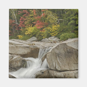 Aimant Rivière Swift en cascade à travers les rochers, Bl