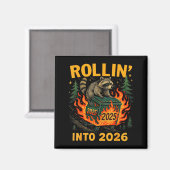 Aimant Rollin’ Into 2026 Funny Raccoon Dumpster Fire (Recto/Verso)