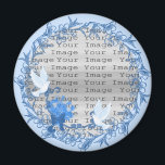 Aimant rond personnalisé de colombe<br><div class="desc">Votre événement aura la finition photo parfaite lorsque vos invités ramèneront ces magnets de photos comme leurs faveurs. Ces magnets de photo branchés offrent un moyen unique et fonctionnel d'afficher des photos. Idéal pour des photos de votre événement à donner à chacun de vos invités en souvenir de votre journée...</div>