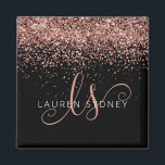Aimant Rose Gold Blush Pink Parties scintillant Glam Nom<br><div class="desc">Glam Rose Gold Parties scintillant Élégant Aimant Monogram. Personnalisez facilement ce design d'aimant chic et branché avec une élégante parties scintillant brillante d'or rose sur un arrière - plan noir. Le design comprend votre monogramme manuscrit avec de jolis tourbillons et votre nom.</div>