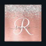 Aimant Rose Gold brossé Parties scintillant métallique No<br><div class="desc">Personnalisez facilement ce design d'aimant chic branché avec une jolie parties scintillant brillante en argent sur un arrière - plan métallique brossé en or rose.</div>