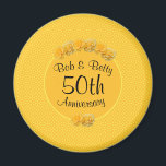 Aimant Rose jaune personnalisée 50e anniversaire<br><div class="desc">Très joli aimant jaune or 50e anniversaire mariage. Les noms du couple sont écrits au-dessus du 50ème anniversaire dans un cercle d'or jaune. Les roses jaunes bordent le haut du cercle et deux roses sont en bas. Un motif géométrique micro-jaune entoure le centre doré plus profond. Utilisez ce 50e anniversaire...</div>