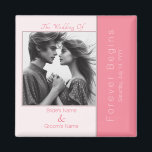 Aimant Rose rose pour toujours commence Mariage photo mod<br><div class="desc">Le design est élégant et minimaliste, avec pour thème "Forever Begins" en rose rose. L'aimant du mariage modèle comprend des champs de typographie personnalisables pour le thème du mariage, l'introduction, les noms de la mariée et du marié, le symbole "Ensemble" et la date du mariage. Il s'agit d'un ajout tout...</div>