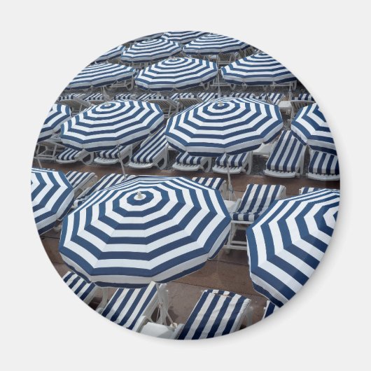 Aimant Rows of Striped Beach Umbrellas With Sun Beds (Devant)