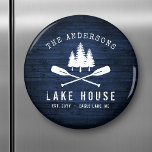 Aimant Rustic Lake House Boat<br><div class="desc">Un bel aimant à thème rustique, avec votre nom de famille et "Lake House" ou tout autre texte souhaité, avec sa date et son emplacement établis. Ce design personnalisé et unique présente une silhouette blanche de barques croisées et de pins sur un imprimé de planches de bois aux couleurs bleues...</div>