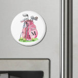 Aimant Sac de golf de Monogramme rose<br><div class="desc">Ce mignon aimant de sac de golf monogramme est doté d'un élégant sac de golf à aquarelle rose rempli de bâtons, avec une touche d'herbe verte au fond. Le design comprend un simple monogramme initial de police serif imprimé directement sur le sac, se mélangeant parfaitement à l'apparence. Le monogramme est...</div>