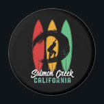 Aimant Saumon Creek California Beach Retro Surfing<br><div class="desc">Design rétro vintage pour les surfeurs qui aiment surfer et surfer sur les vagues de l'océan. Vacances d'été cool, vacances de printemps marchandises pour ceux qui aiment le soleil chaud, le temps tropical, bronzage sous le palmier. Un design grandiose et déprimé à porter tout en profitant de la fête de...</div>