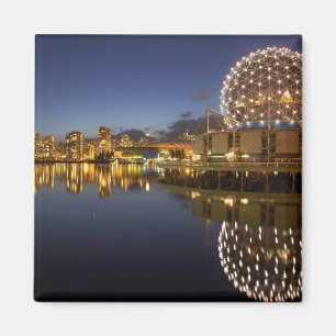 Aimant Science World et le CBD reflétés dans False Creek,