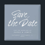 Aimant Script Minimaliste Dusty Blue Wedding Enregistrer<br><div class="desc">Script minimaliste bleu poussiéreux mariage de calligraphie enregistrer l'aimant de date.</div>