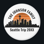 Aimant Seattle Skyline Coucher de soleil sur mesure vacan<br><div class="desc">Cool customisé des magnets de voyage de Seattle avec l'horizon de la ville au coucher du soleil. Une silhouette des bâtiments de la ville à Washington,  y compris l'aiguille spatiale au-dessus de votre texte personnalisé pour vos vacances en famille.</div>