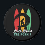 Aimant Silver Strand California Beach Retro Surfing<br><div class="desc">Design rétro vintage pour les surfeurs qui aiment surfer et surfer sur les vagues de l'océan. Vacances d'été cool, vacances de printemps marchandises pour ceux qui aiment le soleil chaud, le temps tropical, bronzage sous le palmier. Un design grandiose et déprimé à porter tout en profitant de la fête de...</div>