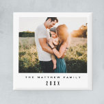 Aimant Simple minimaliste et moderne photo de famille<br><div class="desc">Cet aimant photo familial simple et moderne vous permet d'ajouter vos noms et une photo primaire,  avec l'année,  dans une belle typographie de machine à écrire. Le cadeau de Noël minimaliste parfait pour tout membre de la famille cette saison festive!</div>