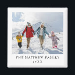 Aimant Simple photo de famille minimaliste moderne<br><div class="desc">Cet aimant photo familial simple et moderne vous permet d'ajouter vos noms et une photo principale,  ainsi que l'année,  dans une typographie moderne claire. Le cadeau de Noël minimaliste parfait pour tout membre de la famille cet hiver!</div>