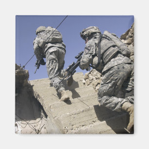 Aimant Soldats courant l'escalier d'un bâtiment