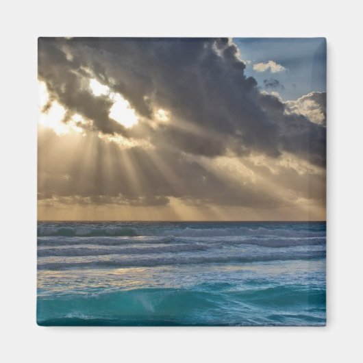 Aimant Soleil Traversant Les Nuages Au-Dessus De La Mer (Devant)